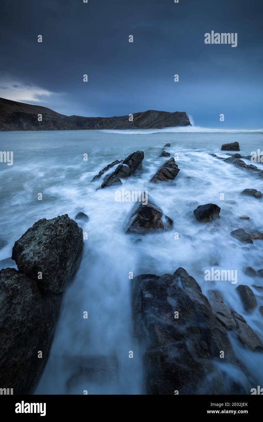 Lulworth Cove Dorset Felsvorsprünge in Storm Bella Stockfoto