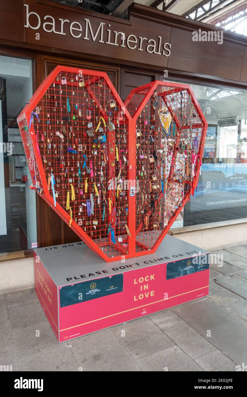 „Lock in Love“-Käfig in Herzform für Liebesvorhängeschlösser in Windsor Royal Station, Windsor, Berkshire, Großbritannien. Stockfoto