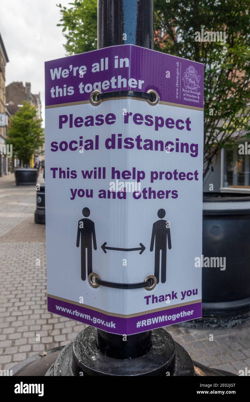 "Bitte respektieren Sie soziale Distanzierung" Zeichen auf einem Beitrag erinnert die Menschen an soziale Distanz während der 2020 Covid-19 Pandemie, Windsor, Berkshire, Großbritannien. Stockfoto