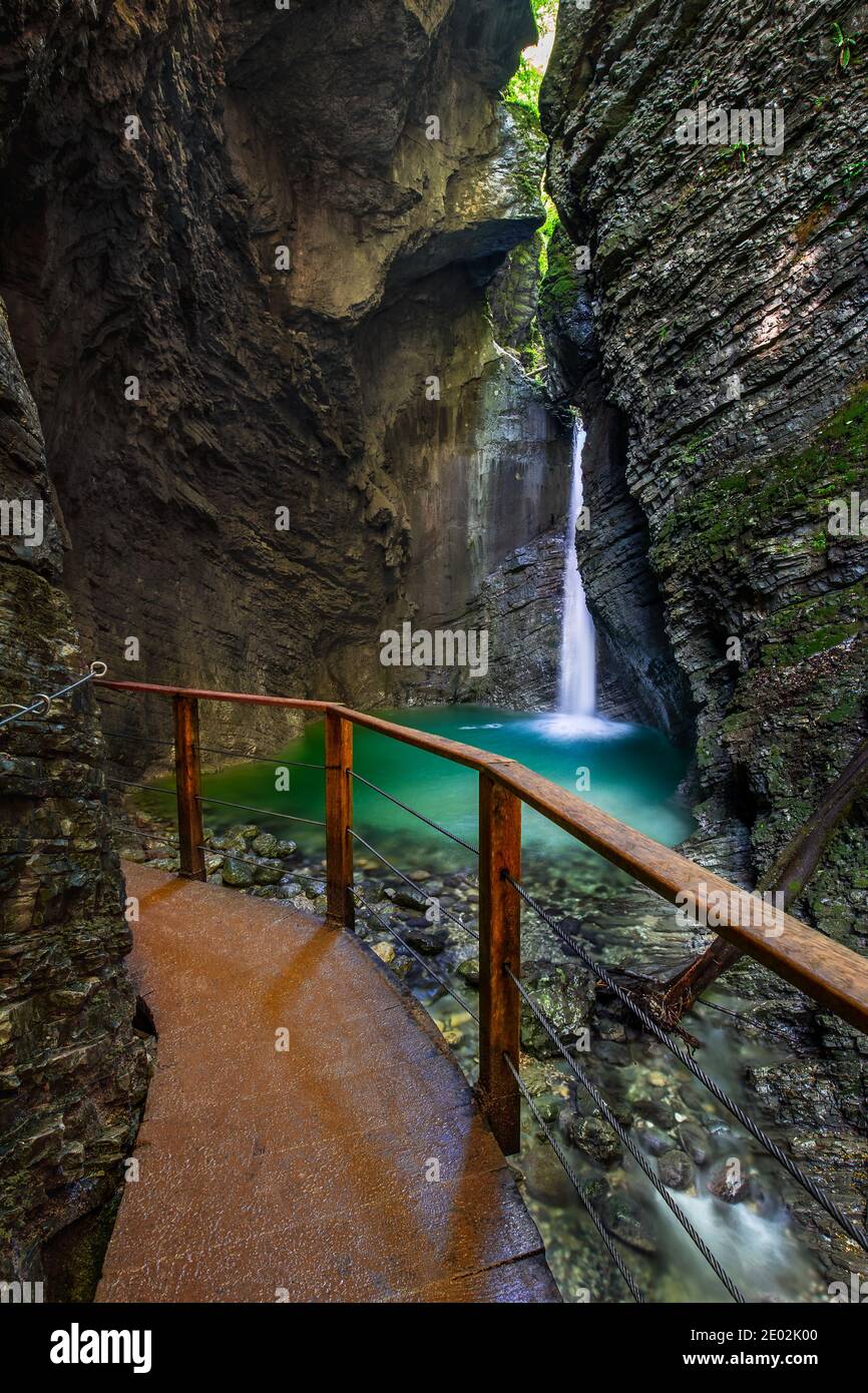 Soca Valley, Slovenia - der Kozjak Wasserfall (Slap Kozjak) ist einer der schönsten Wasserfälle Sloweniens, der sich in der Nähe der Stadt Kobarid in Triglav befindet Stockfoto