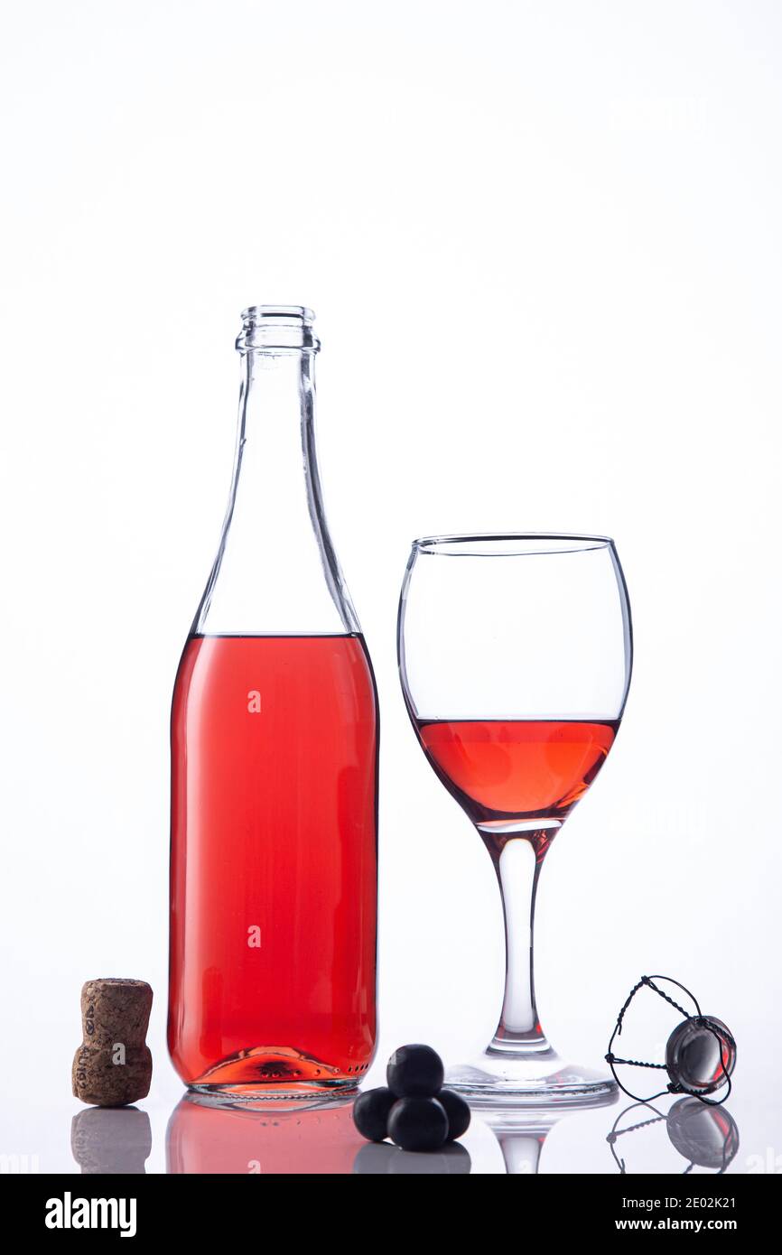 Flasche und Glas Lambrusco Wein auf weißem Hintergrund. Stockfoto