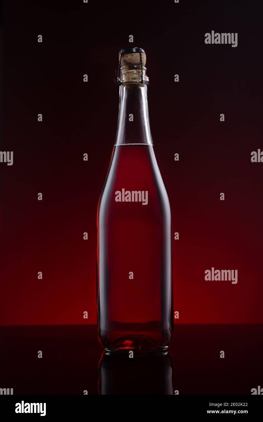 Flasche Lambrusco Wein auf rot dunklem Hintergrund. Stockfoto