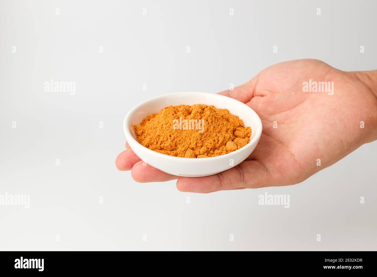 Ramen-Sofortsuppe auf weißem Hintergrund Stockfoto