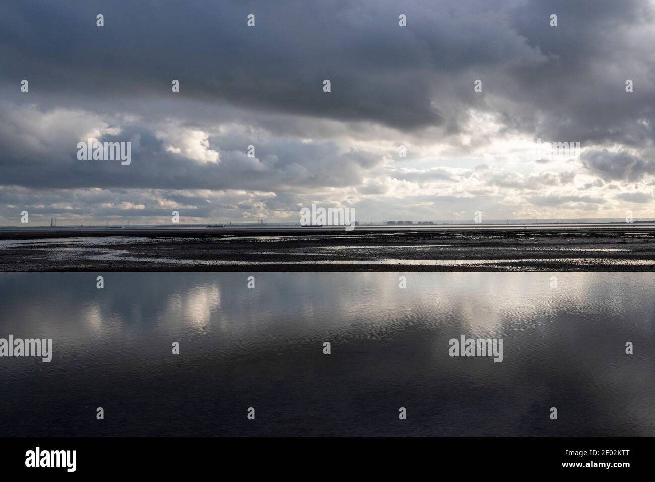 Reflections am Chalkwell Beach, in der Nähe von Southend-on-Sea, Essex, England Stockfoto