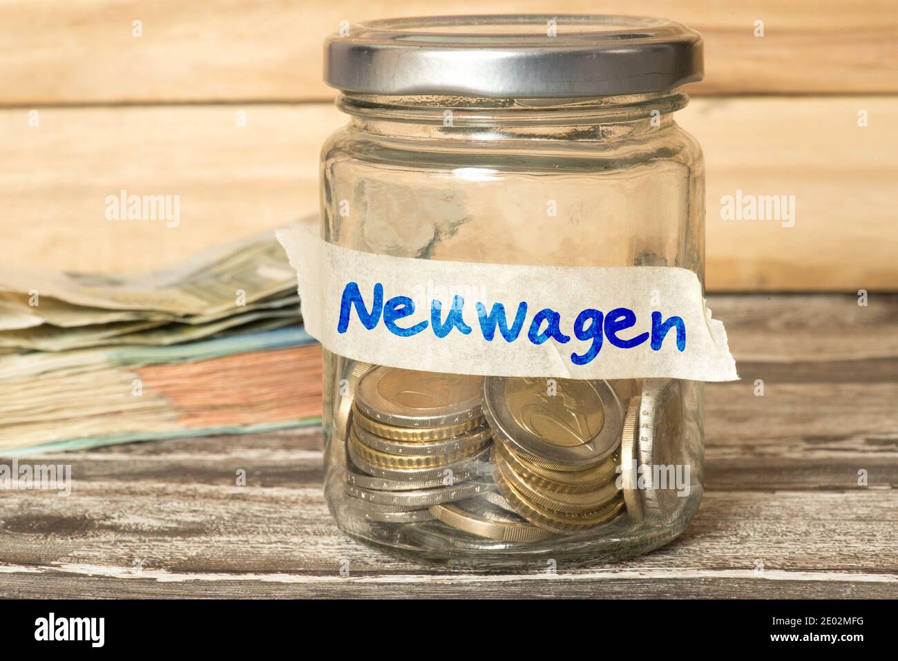 Mason jar, Euro und Einsparungen für neue Autos Stockfoto