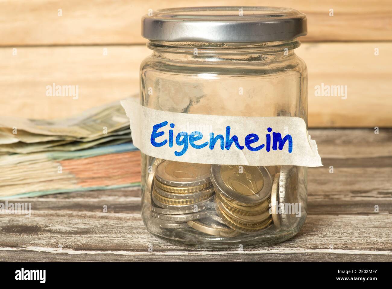 Mason jar, Euro-Geld und zu Hause Stockfoto