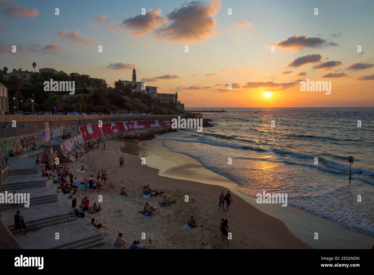 Jaffa und das Mittelmeer von Norden aus gesehen Abenddämmerung Stockfoto