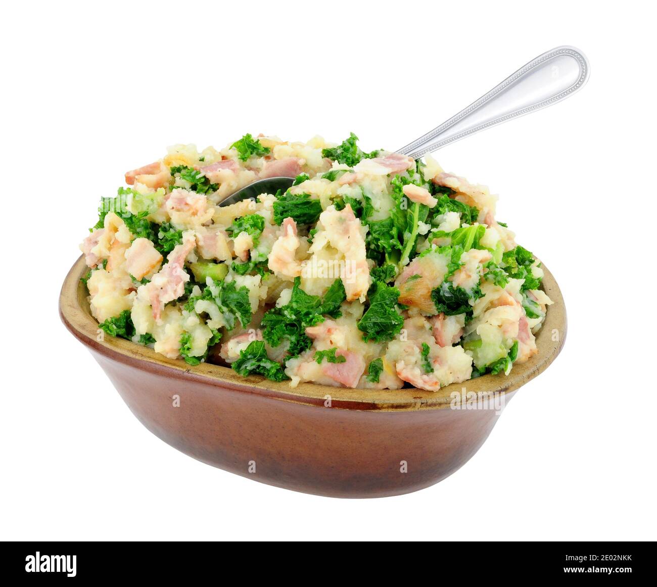 Traditionelle irische Colcannon in einer rustikalen Steingutschale wird Colcannon aus Kartoffelpüree und Grünkohl oder Kohl hergestellt, isoliert auf weißem Hintergrund Stockfoto