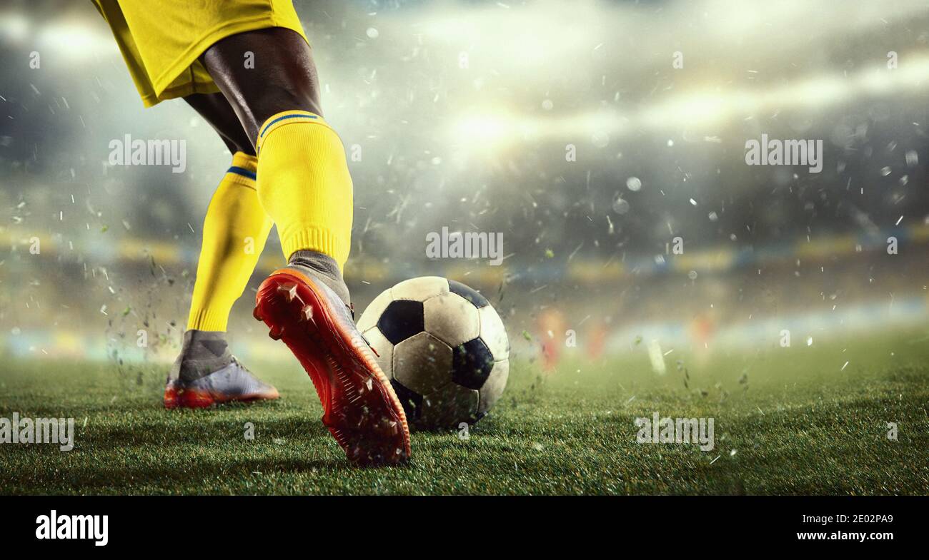 Nahaufnahme. Junger männlicher Fußball oder Fußballspieler tritt Ball während des Spiels im Stadion in Taschenlampen, Scheinwerfer. Konzept von Profisport, Bewegung, Bewegung. 3D-Rendering. Flyer für Werbung. Stockfoto