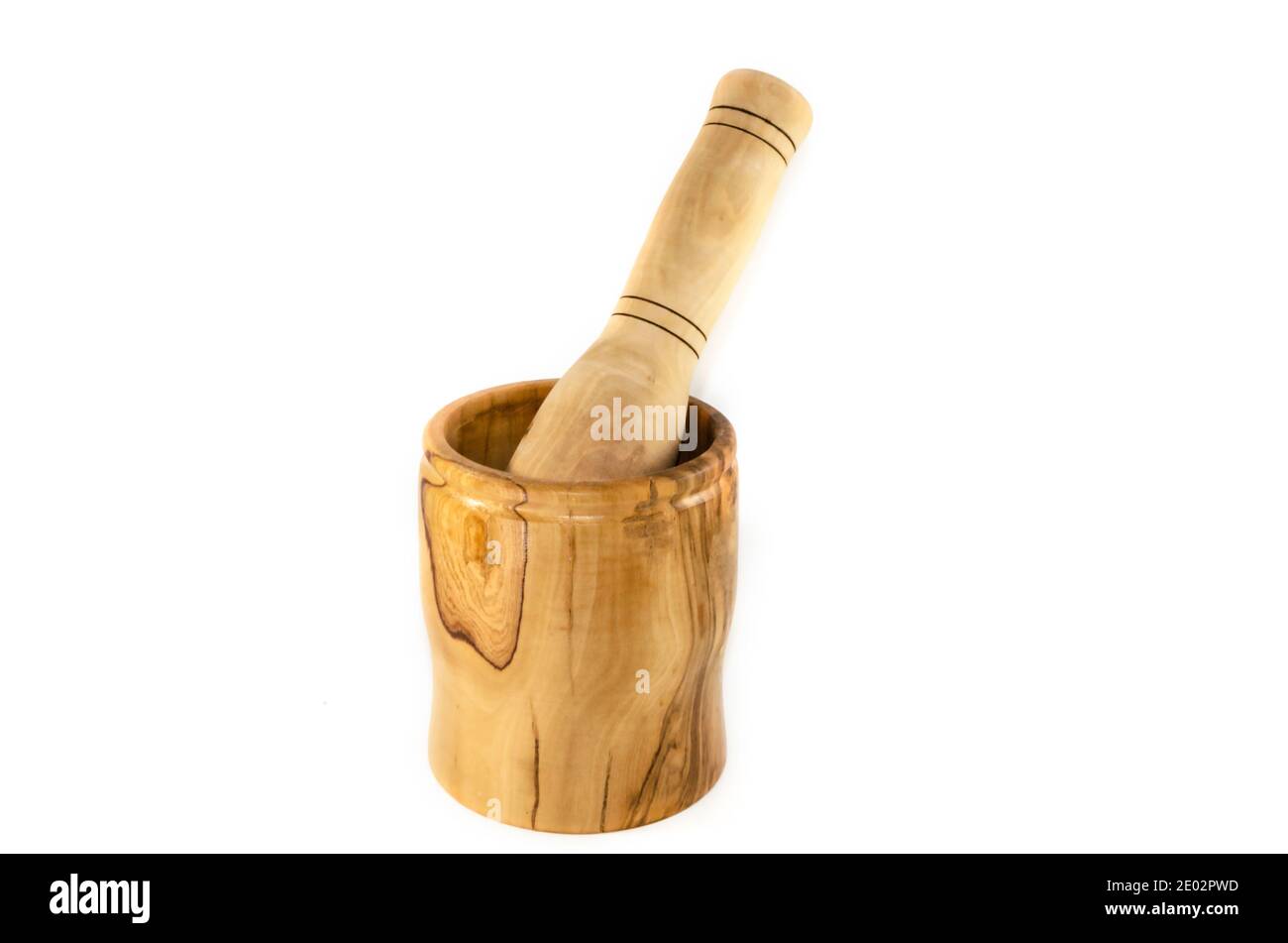 Handgefertigter Holzmörtel und Stößel aus nachhaltigem Olivenbaum auf weißem Hintergrund. Stockfoto