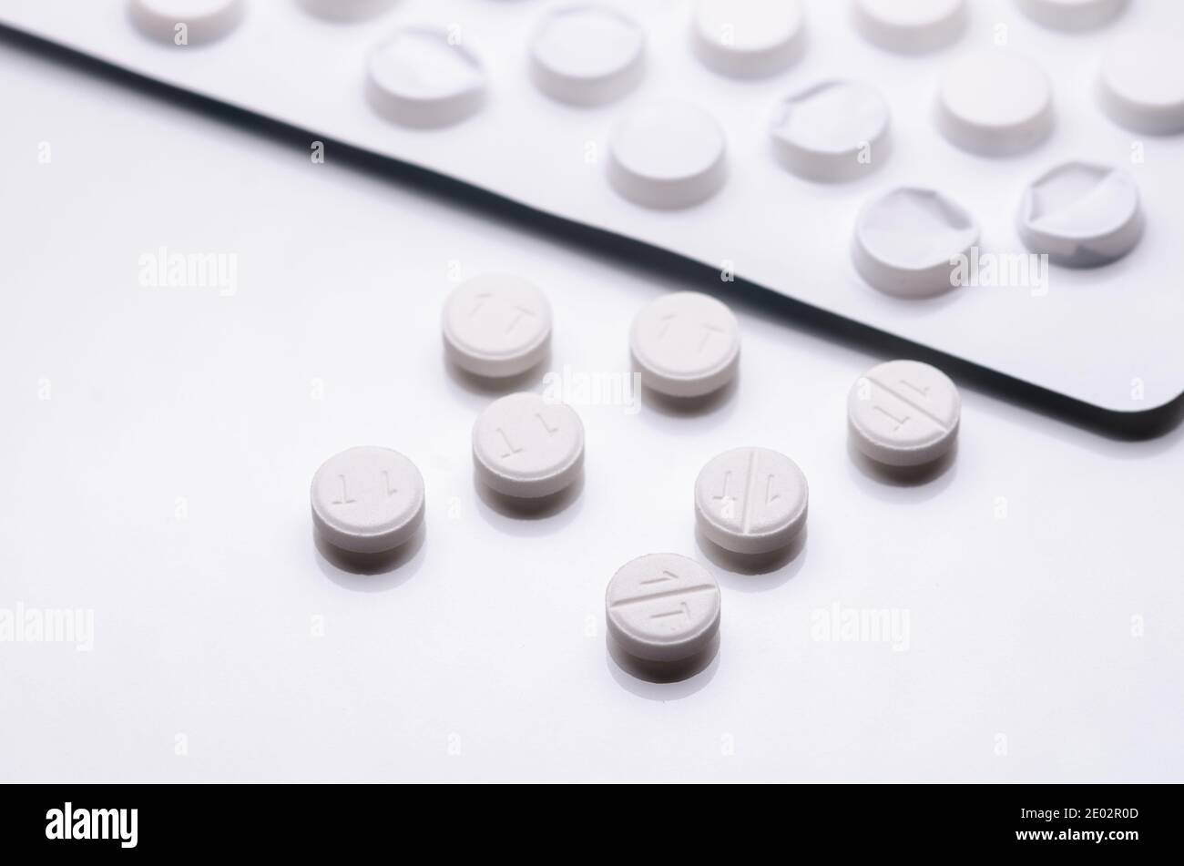Weiße Pillen oder Tabletten auf weißem Hintergrund, Blisterpackung, Nahaufnahme Stillleben, High-Key-Beleuchtung, flach legen, Apotheke, Medikamente oder Medizin-Konzept Stockfoto