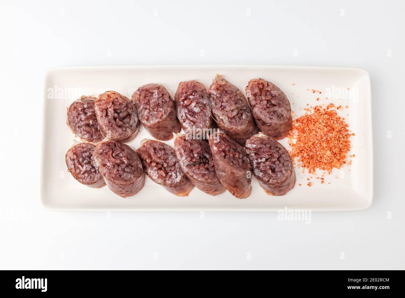 Schweinedärmfutter auf weißem Hintergrund Stockfoto