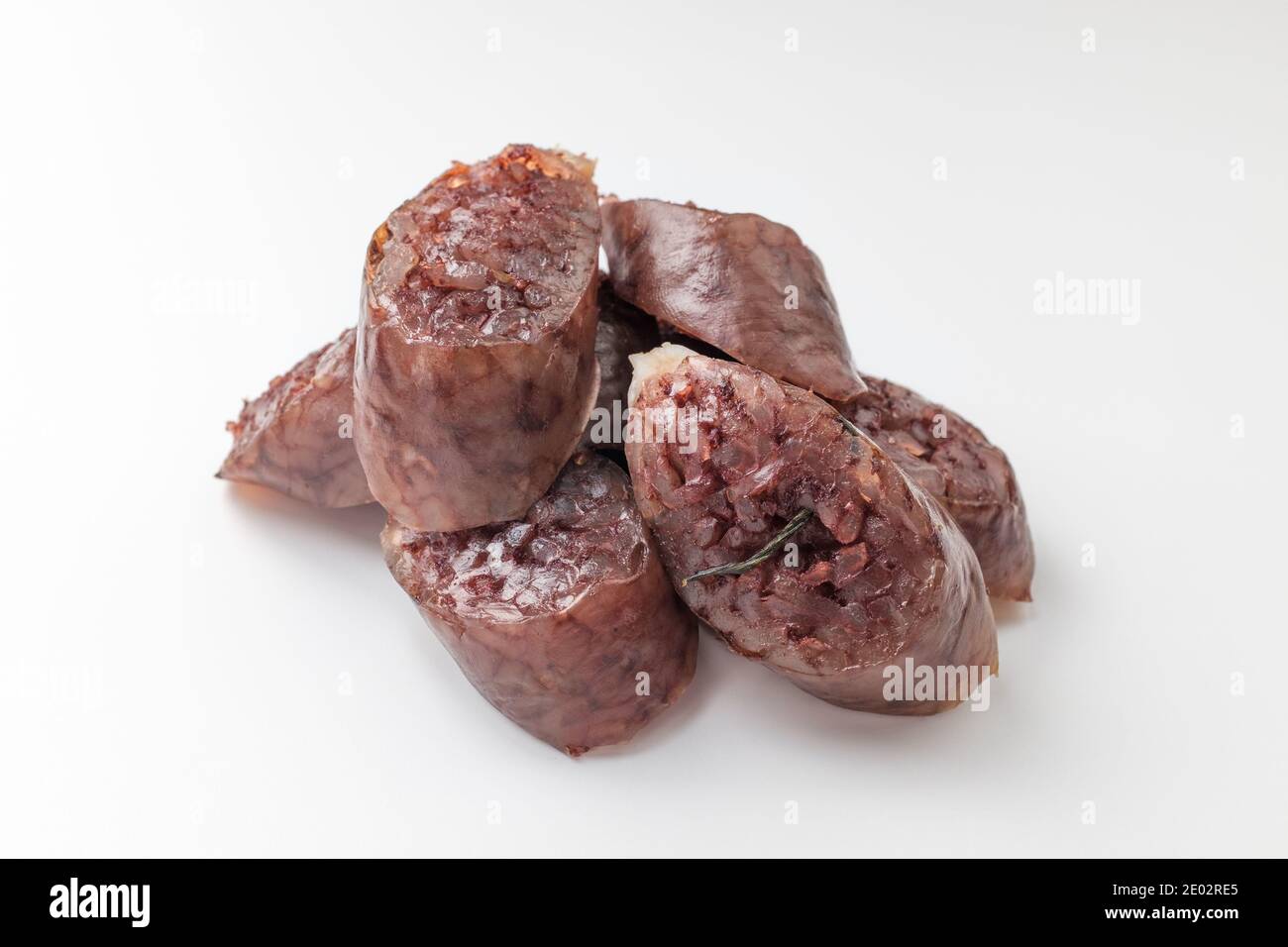 Schweinedärmfutter auf weißem Hintergrund Stockfoto