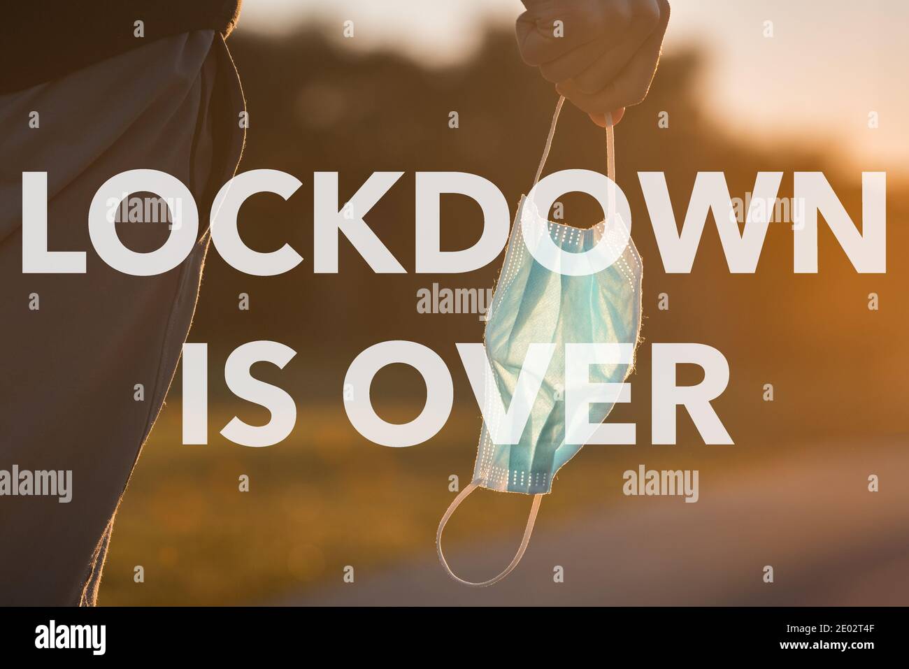 Die Blockierung des Coronavirus ist vorbei. Nehmen Sie die Maske ab. Keine Quarantäne mehr. Zurück zum normalen Leben Stockfoto