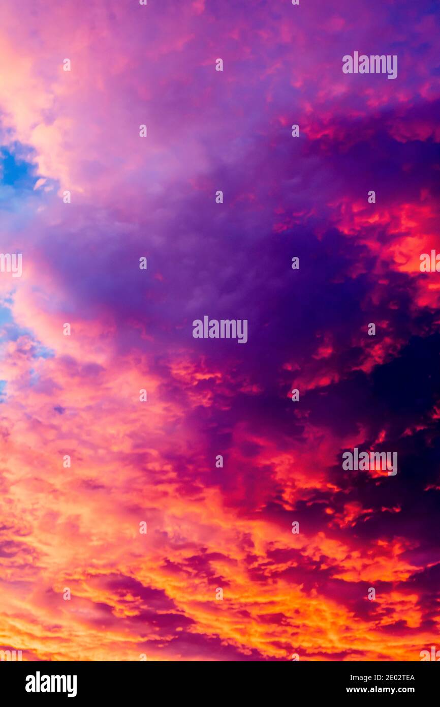 Dramatischen roten Wolkengebilde bei Sonnenuntergang. Fotografiert in Las Vegas Nevada Stockfoto