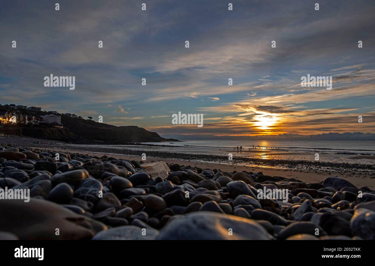 Swansea, Großbritannien. Dezember 2020. Die Sonne geht heute Morgen in Langland Bay, Swansea auf. Quelle: Phil Rees/Alamy Live News Stockfoto