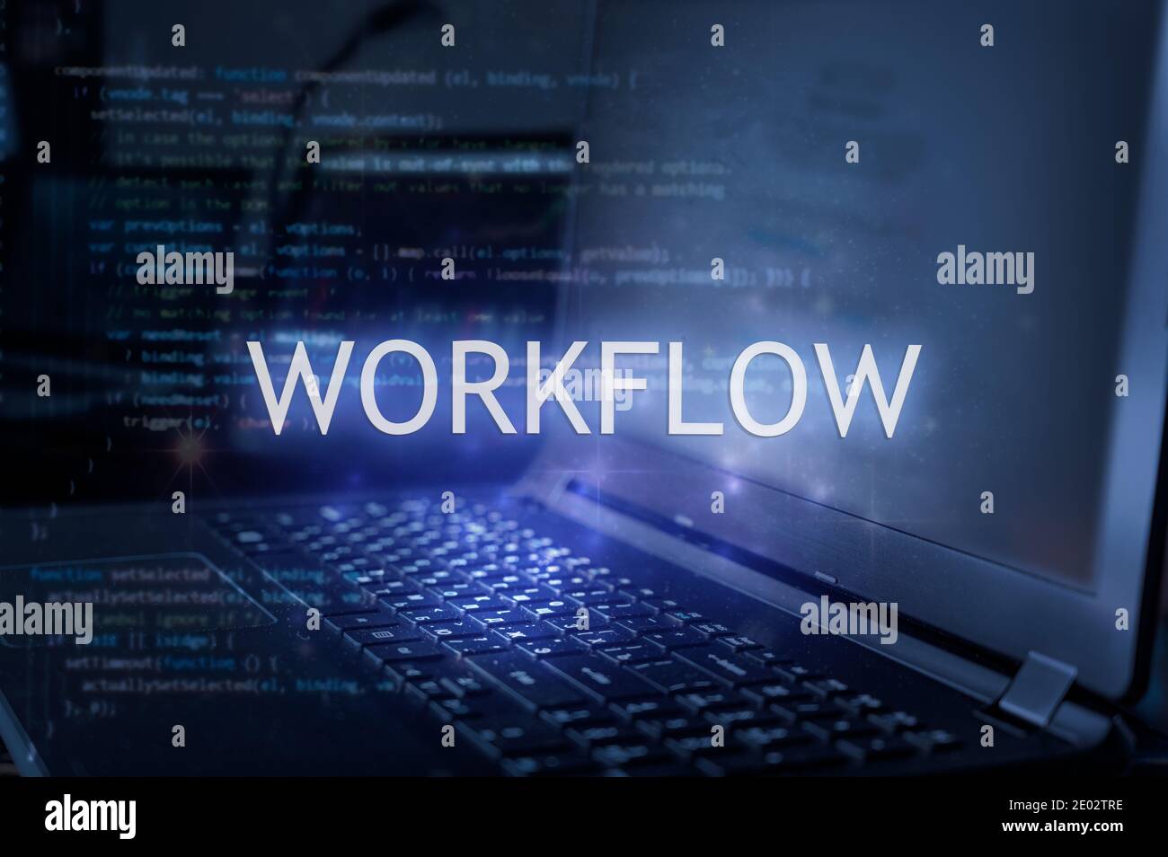 Workflow-Beschriftung vor Laptop und Code-Hintergrund. Technologiekonzept. Stockfoto
