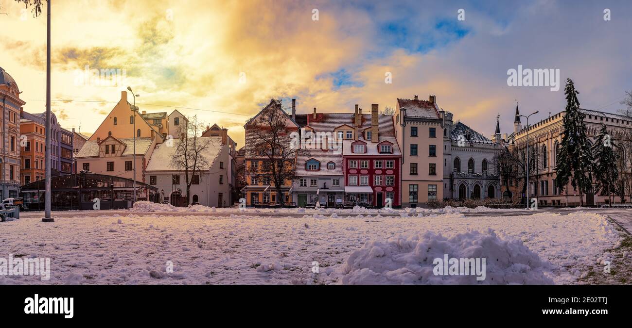 Panoramablick auf den Livu Platz in der Altstadt von Riga bei Sonnenuntergang im Winter, Riga, Lettland. Stockfoto