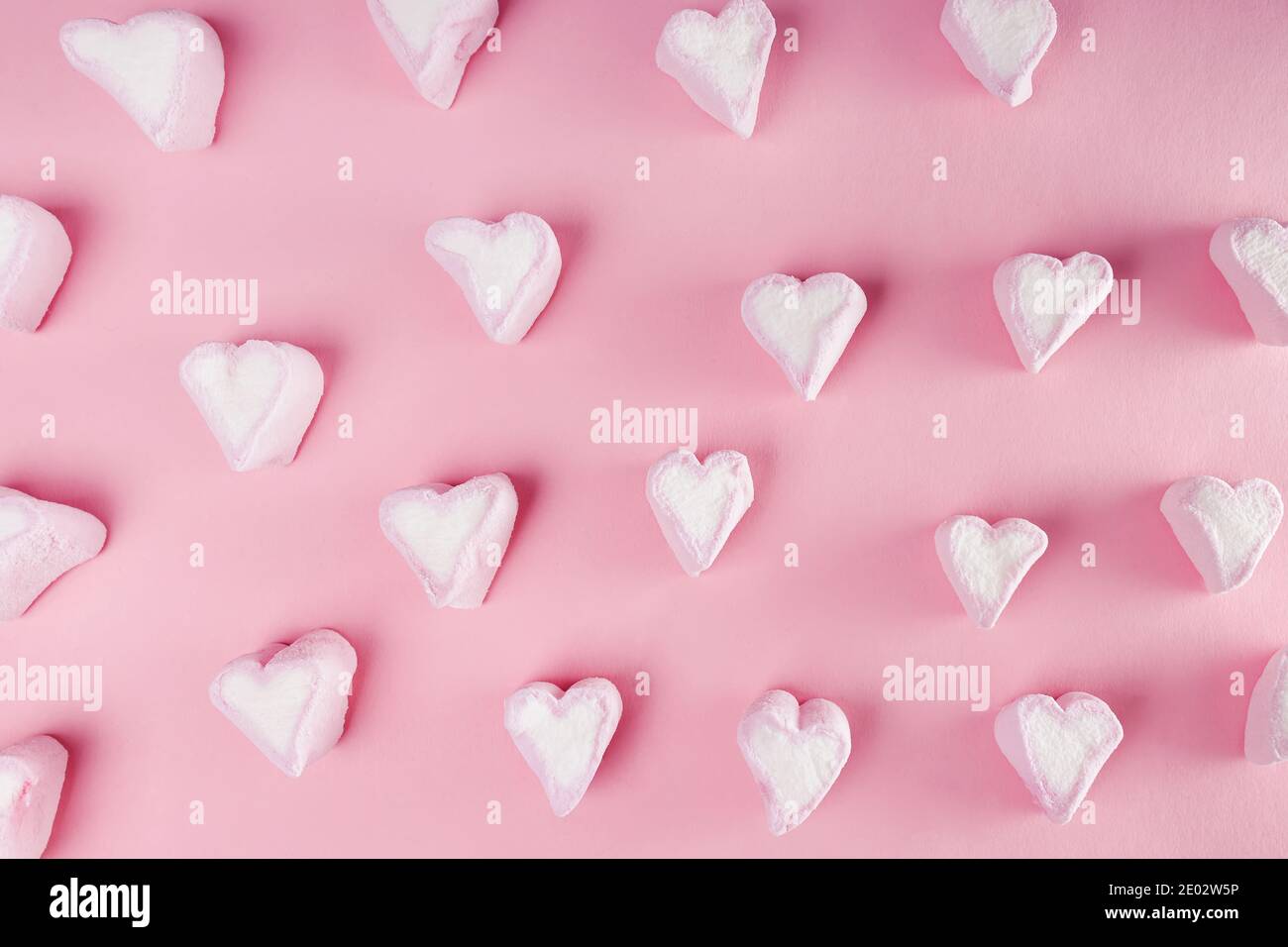 Herzform Marshmallow auf rosa Hintergrund. Stockfoto