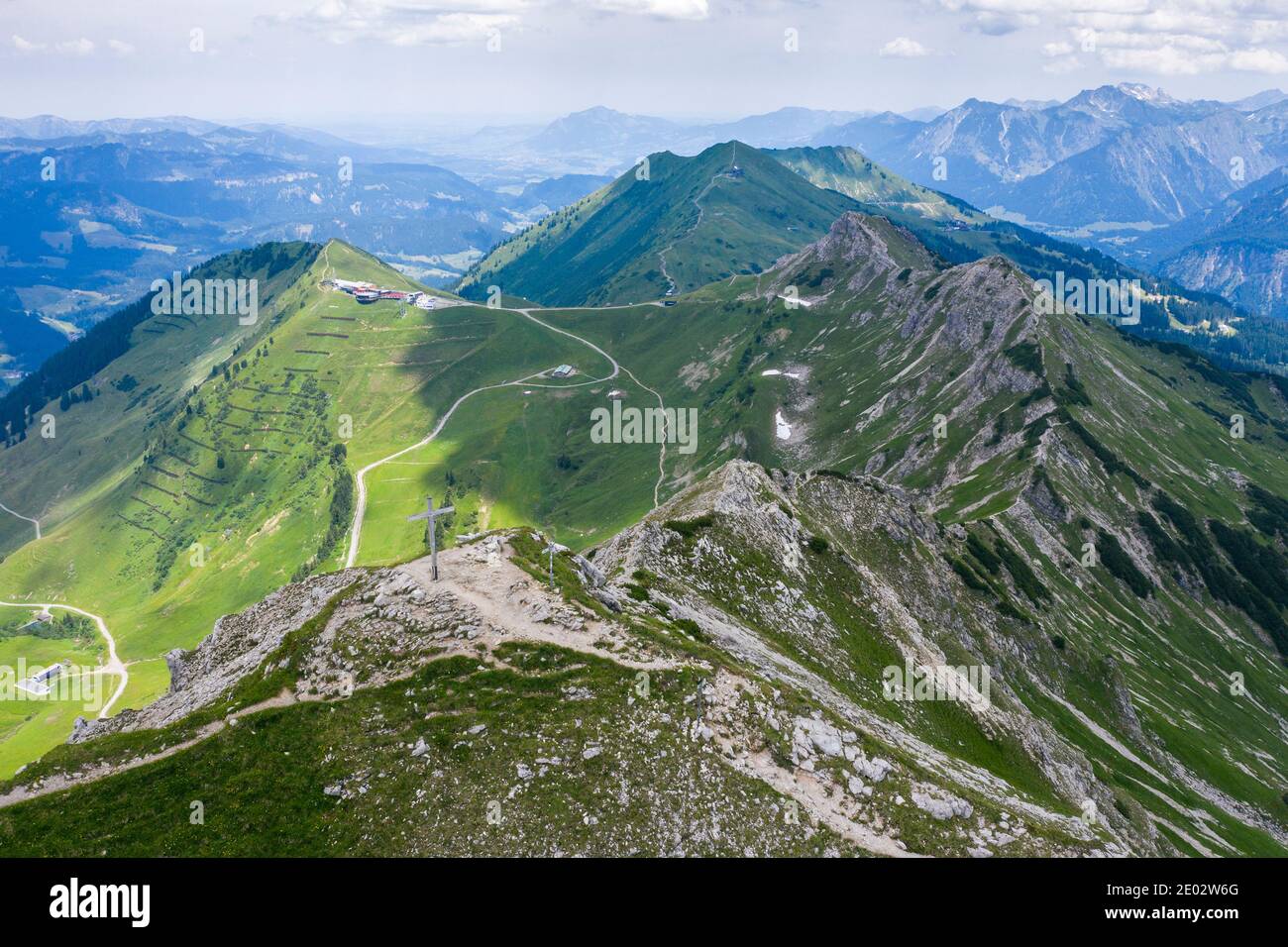 Walser Hammerspitze mit Blick auf die Kanzelwand Bergstation und Fellhorn im Hintergrund, Bayern, Deutschland Stockfoto