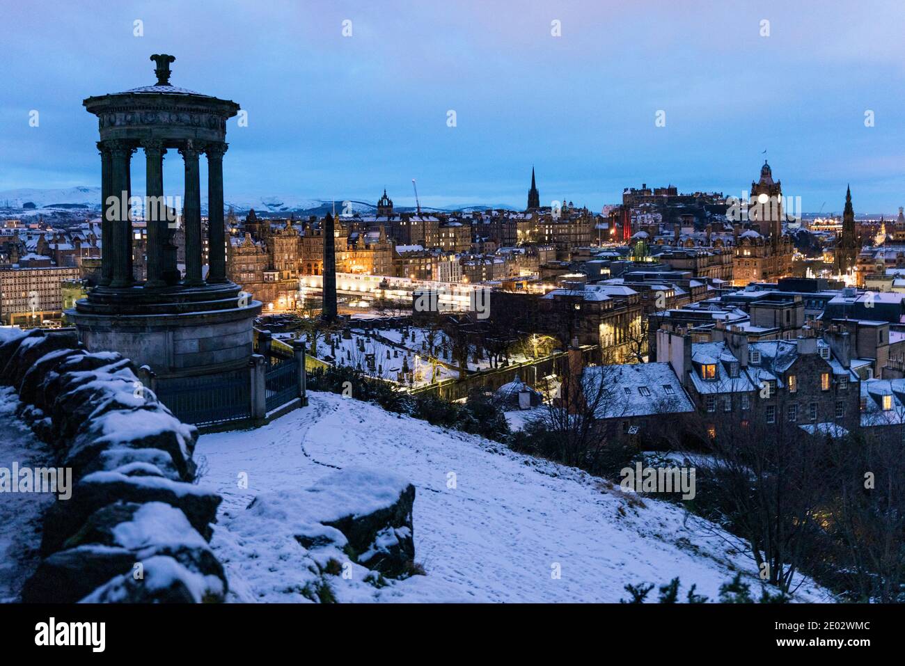 Am frühen Morgen Winter Skyline Blick auf Edinburgh von Calton Hill nach Schnee, Schottland, Großbritannien Stockfoto