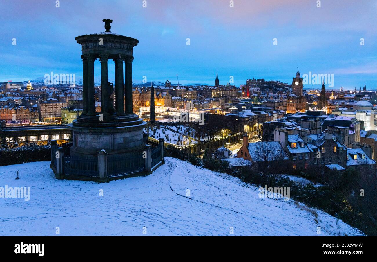 Am frühen Morgen Winter Skyline Blick auf Edinburgh von Calton Hill nach Schnee, Schottland, Großbritannien Stockfoto