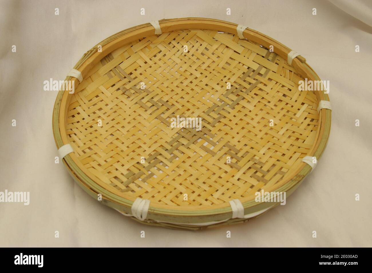 Geflochtene bambusschale -Fotos und -Bildmaterial in hoher Auflsung  Alamy