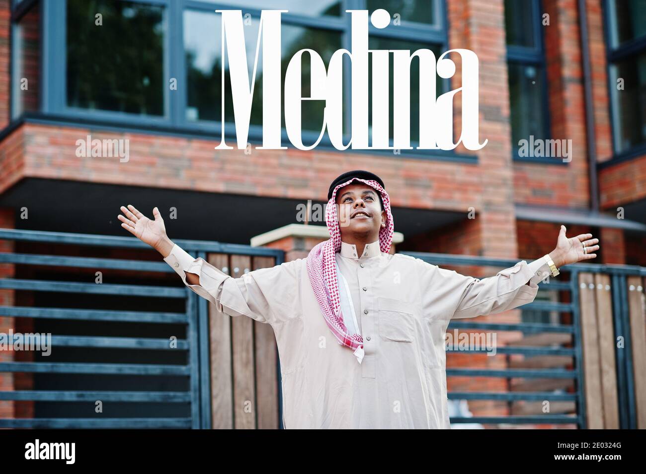 Medina - größte Stadt Saudi-Arabiens. Naher Osten saudi-arabischen Mann posierte auf der Straße gegen moderne Gebäude seine Hände in der Luft. Stockfoto