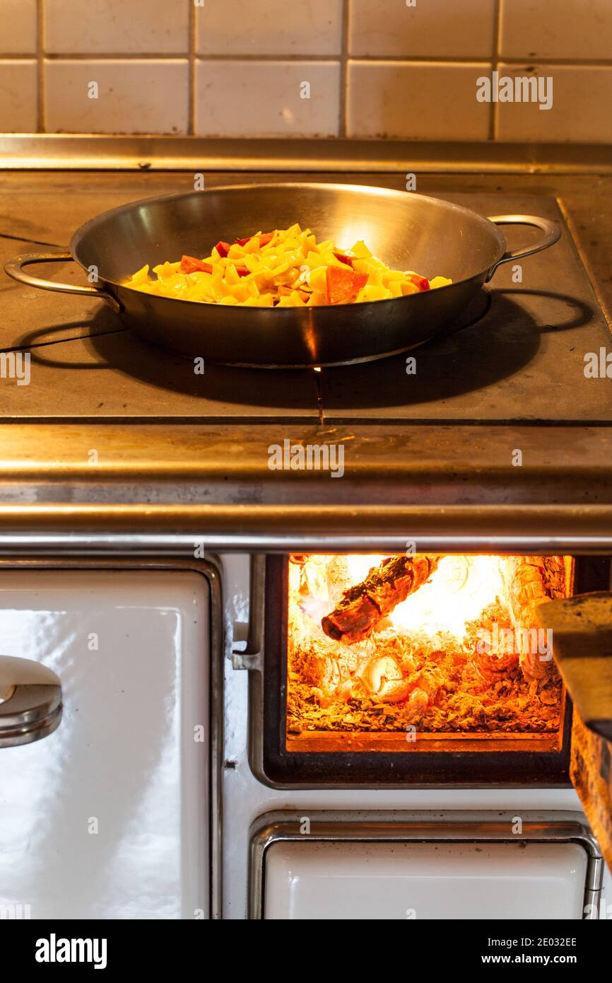 Alter Herd mit Holzfeuer Stockfoto