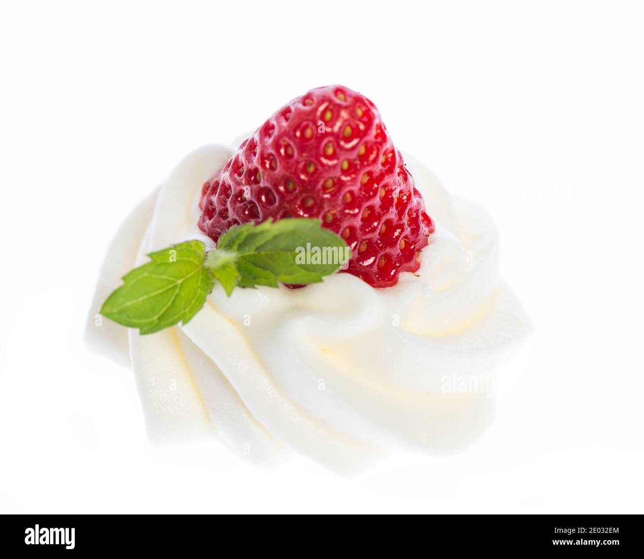Erdbeere, Sahne und Minze isoliert auf weißem Hintergrund Stockfoto