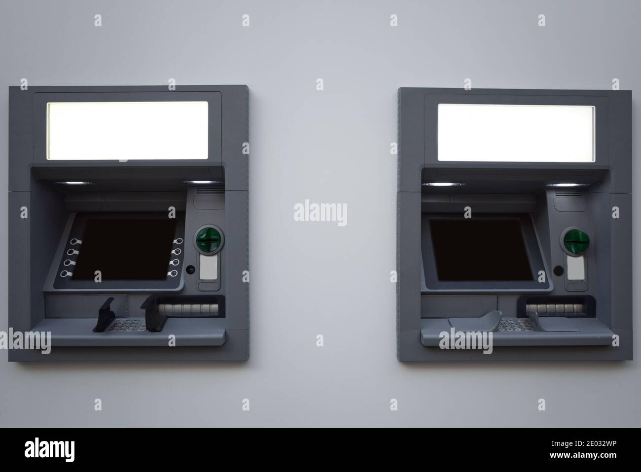 Vorderansicht von 2 ATM, Geldautomat, Maschine an weißer Wand. Stockfoto