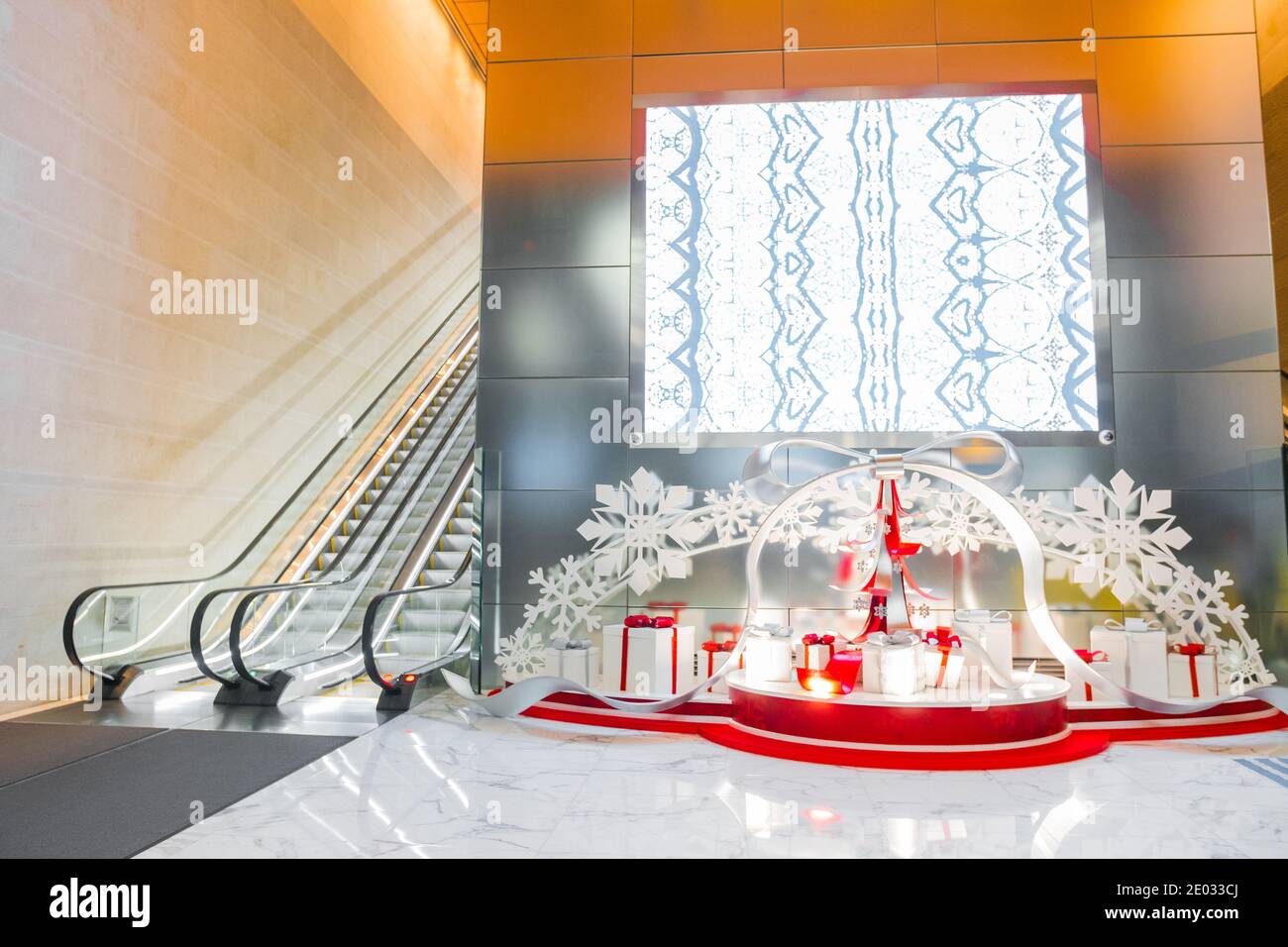 Weihnachtsdekoration in einem modernen öffentlichen Gebäude in Hongkong, neben einer Rolltreppe. Keine Personen. Stockfoto