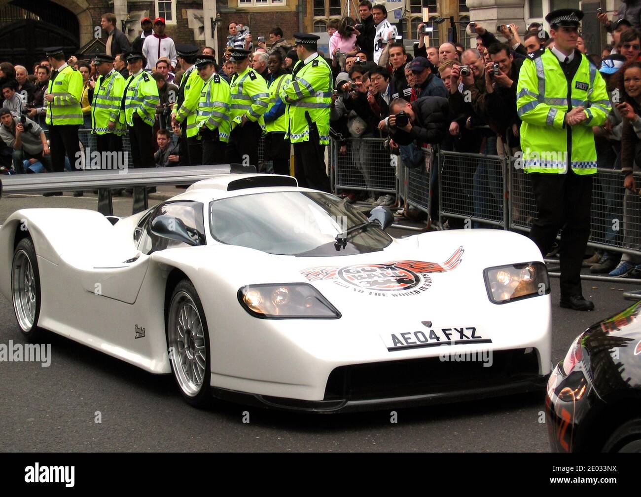Extrem leistungsstarker Low White Supercar am Start des Gumball 3000 ...