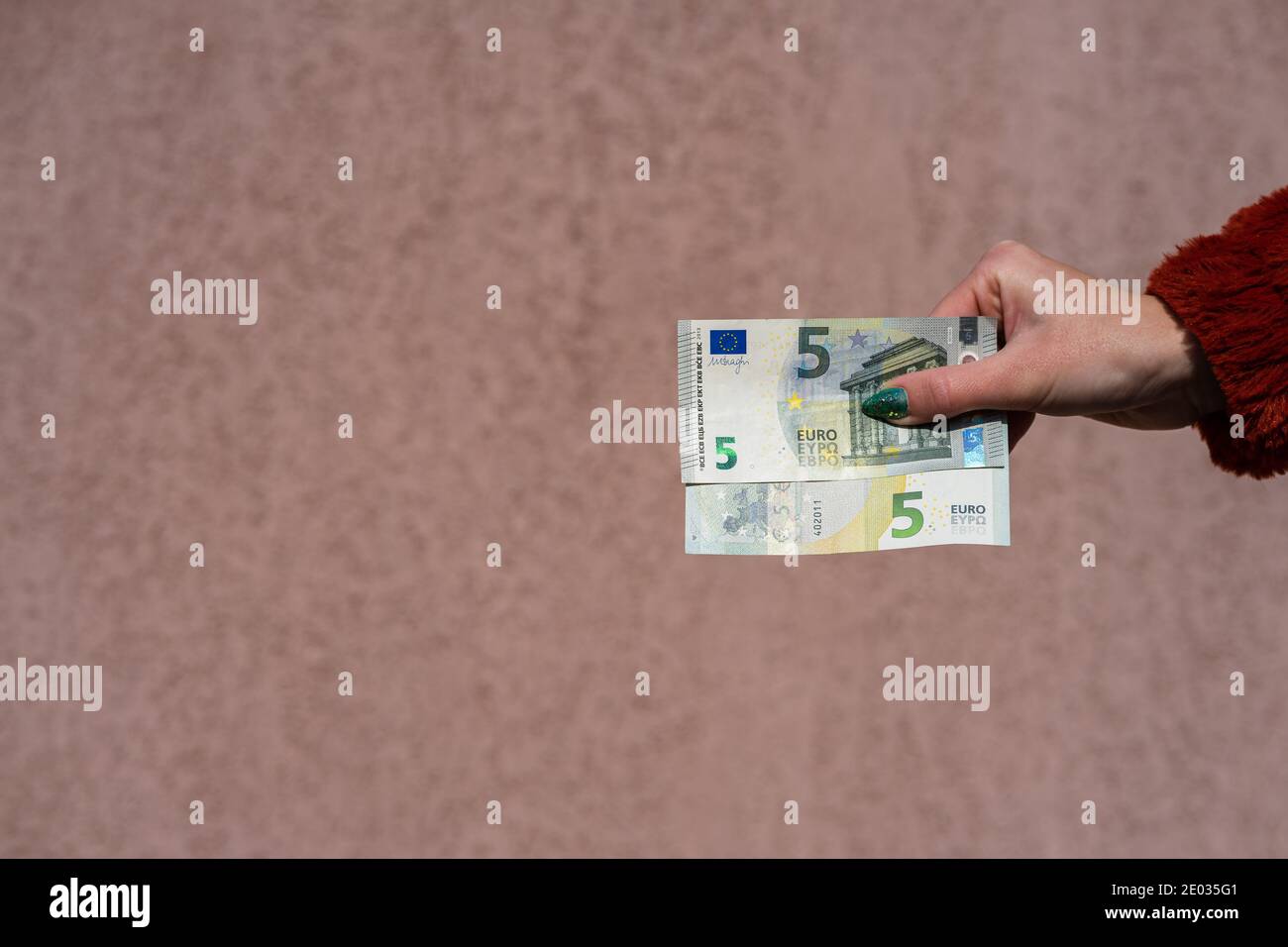 Hand halten Euro-Geld zeigen und Geld geben oder empfangen wie Tipps, Gehalt. 5 EURO Banknoten Euro Währung isoliert. Konzept der reichen Business-Peop Stockfoto