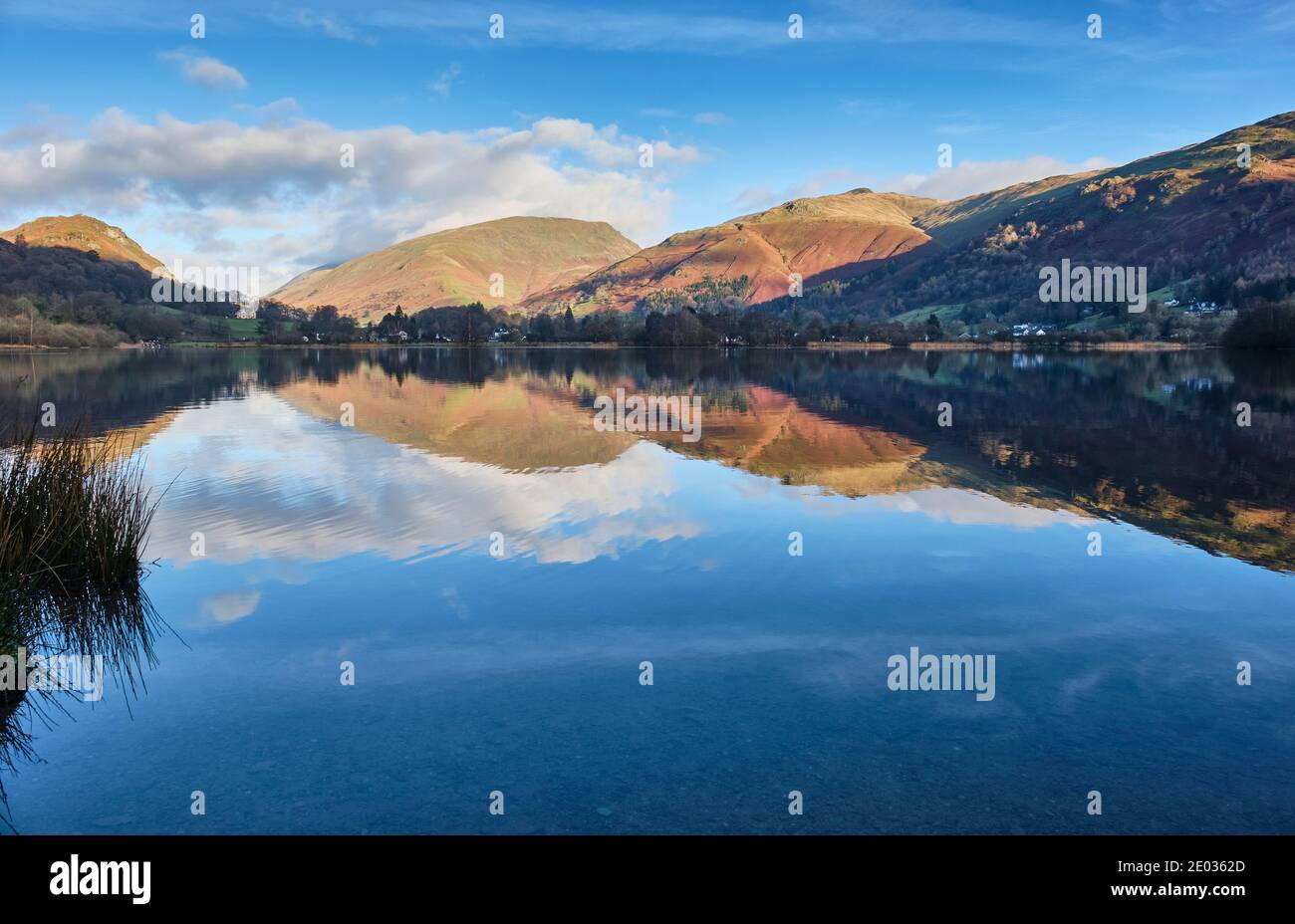 Helm Crag, Seat Sandal und Great Rigg spiegeln sich in Grasmere, Lake District, Cumbria Stockfoto