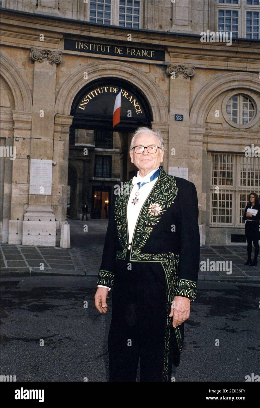 Dezember 2020. Aktenfoto vom 16. März 2005 von Pierre Cardin. Der französische Modedesigner Pierre Cardin verstarb im Krankenhaus in Neuilly, westlich von Paris, wie seine Familie bestätigte. Er war bekannt für seinen avantgardistischen Stil und seine Space Age-Designs, zu denen 1954 auch sein ikonisches Blasenkleid gehörte. Foto von Lionel Hahn/ABACAPRESS. Quelle: ABACAPRESS/Alamy Live News Stockfoto