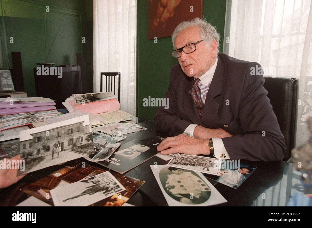 Dezember 2020. Aktenfoto vom 16. März 2005 von Pierre Cardin seinem Büro. Der französische Modedesigner Pierre Cardin verstarb im Krankenhaus in Neuilly, westlich von Paris, wie seine Familie bestätigte. Er war bekannt für seinen avantgardistischen Stil und seine Space Age-Designs, zu denen 1954 auch sein ikonisches Blasenkleid gehörte. Foto von Lionel Hahn/ABACAPRESS. Quelle: ABACAPRESS/Alamy Live News Stockfoto