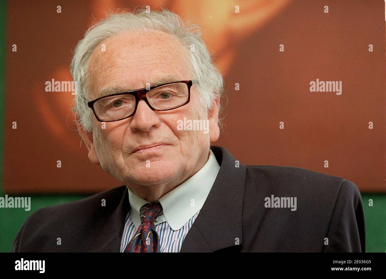 Dezember 2020. Aktenfoto vom 16. März 2005 von Pierre Cardin seinem Büro. Der französische Modedesigner Pierre Cardin verstarb im Krankenhaus in Neuilly, westlich von Paris, wie seine Familie bestätigte. Er war bekannt für seinen avantgardistischen Stil und seine Space Age-Designs, zu denen 1954 auch sein ikonisches Blasenkleid gehörte. Foto von Lionel Hahn/ABACAPRESS. Quelle: ABACAPRESS/Alamy Live News Stockfoto