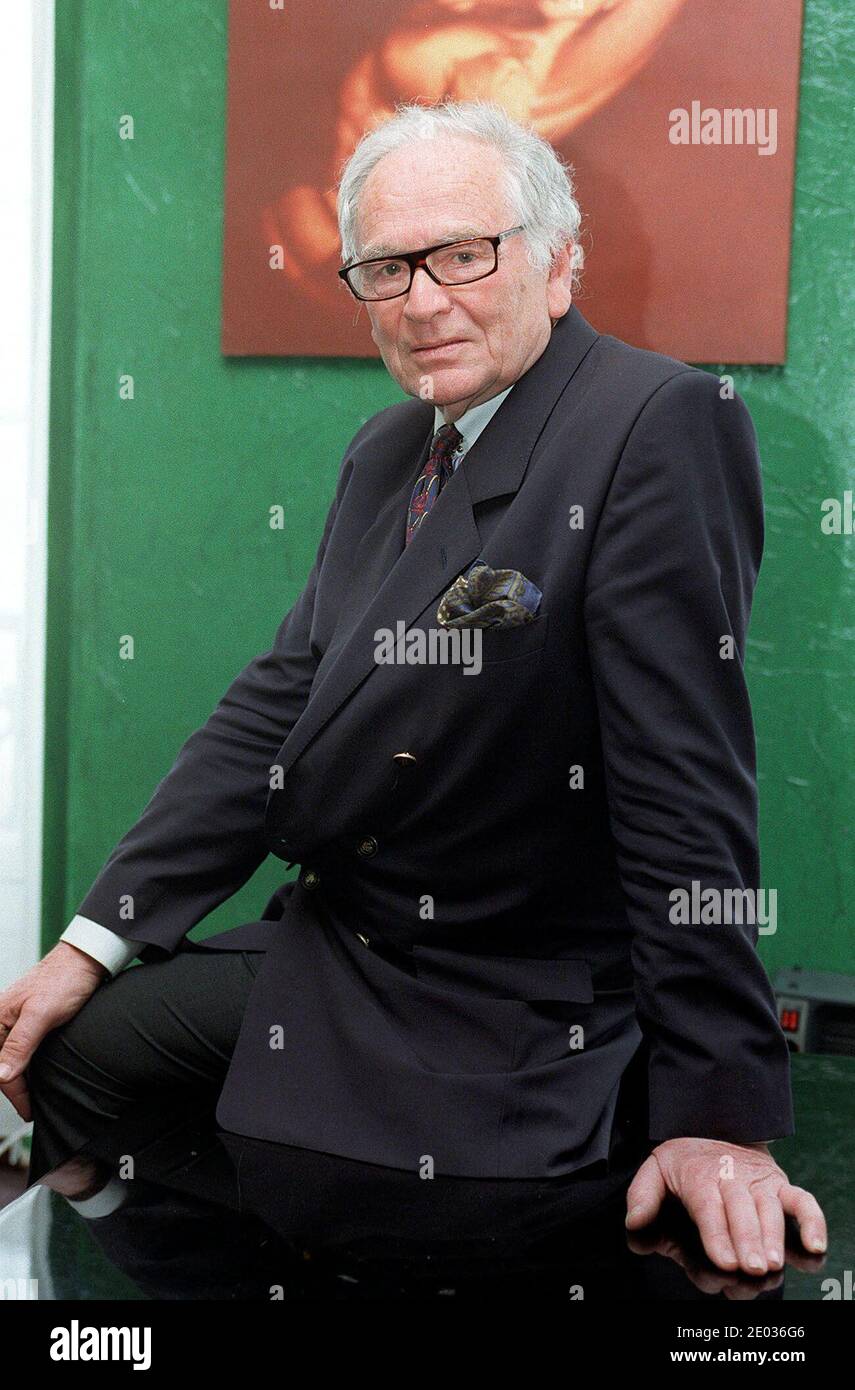 Dezember 2020. Aktenfoto vom 16. März 2005 von Pierre Cardin seinem Büro. Der französische Modedesigner Pierre Cardin verstarb im Krankenhaus in Neuilly, westlich von Paris, wie seine Familie bestätigte. Er war bekannt für seinen avantgardistischen Stil und seine Space Age-Designs, zu denen 1954 auch sein ikonisches Blasenkleid gehörte. Foto von Lionel Hahn/ABACAPRESS. Quelle: ABACAPRESS/Alamy Live News Stockfoto
