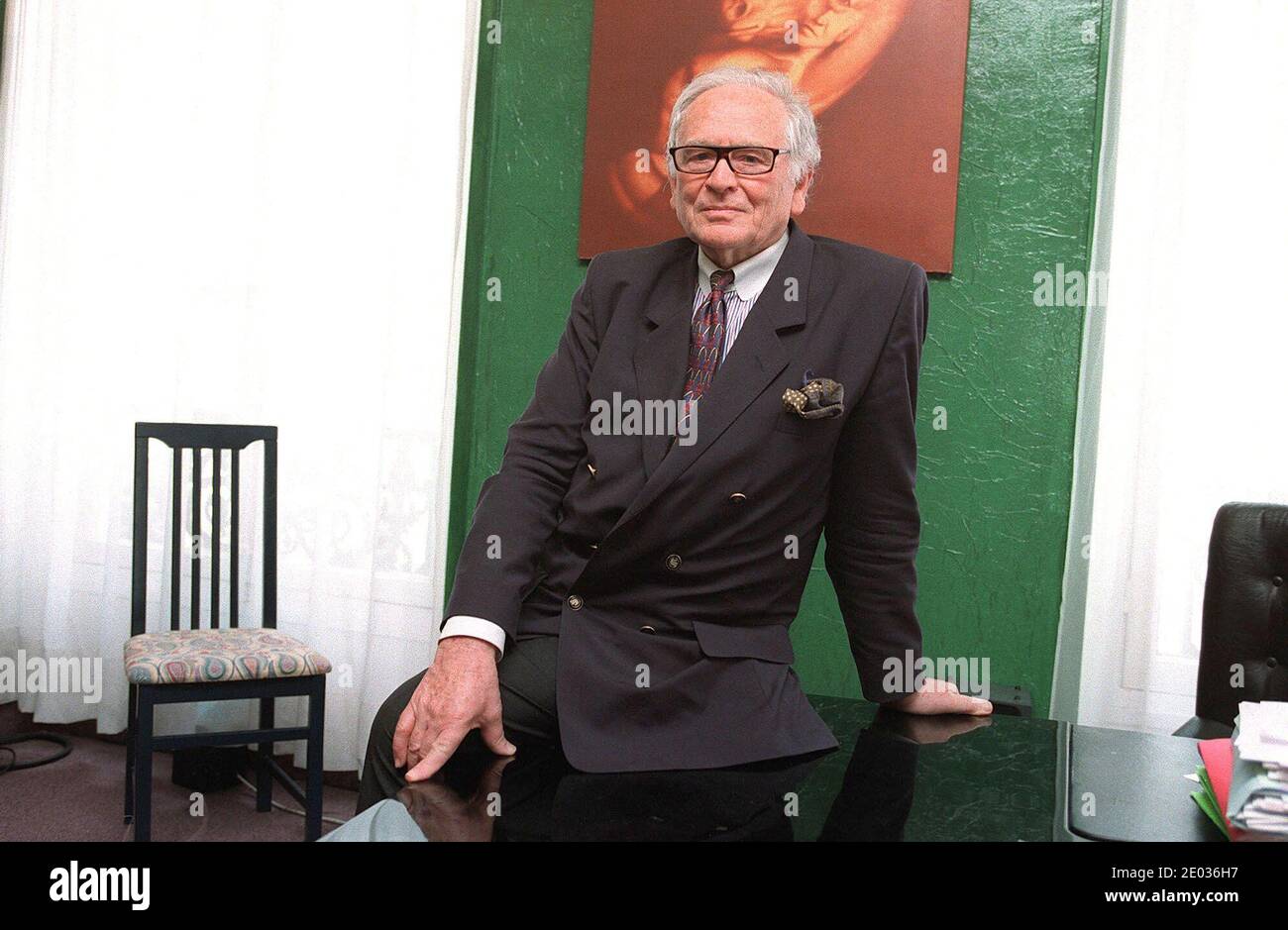Dezember 2020. Aktenfoto vom 16. März 2005 von Pierre Cardin seinem Büro. Der französische Modedesigner Pierre Cardin verstarb im Krankenhaus in Neuilly, westlich von Paris, wie seine Familie bestätigte. Er war bekannt für seinen avantgardistischen Stil und seine Space Age-Designs, zu denen 1954 auch sein ikonisches Blasenkleid gehörte. Foto von Lionel Hahn/ABACAPRESS. Quelle: ABACAPRESS/Alamy Live News Stockfoto