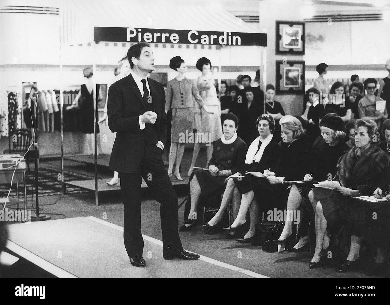 Dezember 2020. Undatierte Datei Foto von Perre Cardin. Der französische Modedesigner Pierre Cardin verstarb im Krankenhaus in Neuilly, westlich von Paris, wie seine Familie bestätigte. Er war bekannt für seinen avantgardistischen Stil und seine Space Age-Designs, zu denen 1954 auch sein ikonisches Blasenkleid gehörte. Courtesy Foto aus der Privatsammlung über ABACAPRESS. Quelle: ABACAPRESS/Alamy Live News Stockfoto