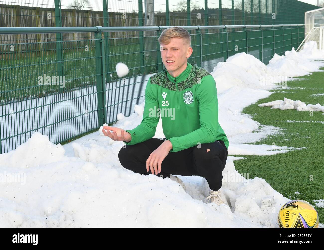 Tranent, Ormiston, East Lothian.Schottland. UK 29th Dec-20 Hibernian Youngster Josh Doig hat Spaß im Schnee nach dem Training für Scottish Premiership Match mit Ross County Kredit: eric mccowat/Alamy Live News Stockfoto