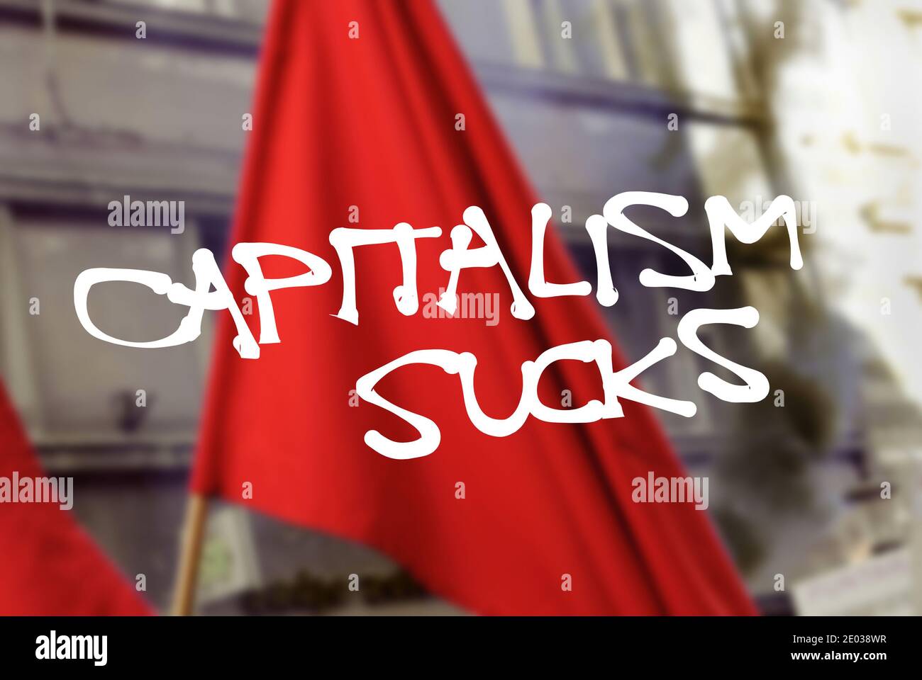 Kapitalismus saugt - revolutionärer Text über verschwommenes Foto der roten Flagge. Protest gegen kapitalistisches Wirtschaftssystem, freien Markt, Profitmachen und priva Stockfoto