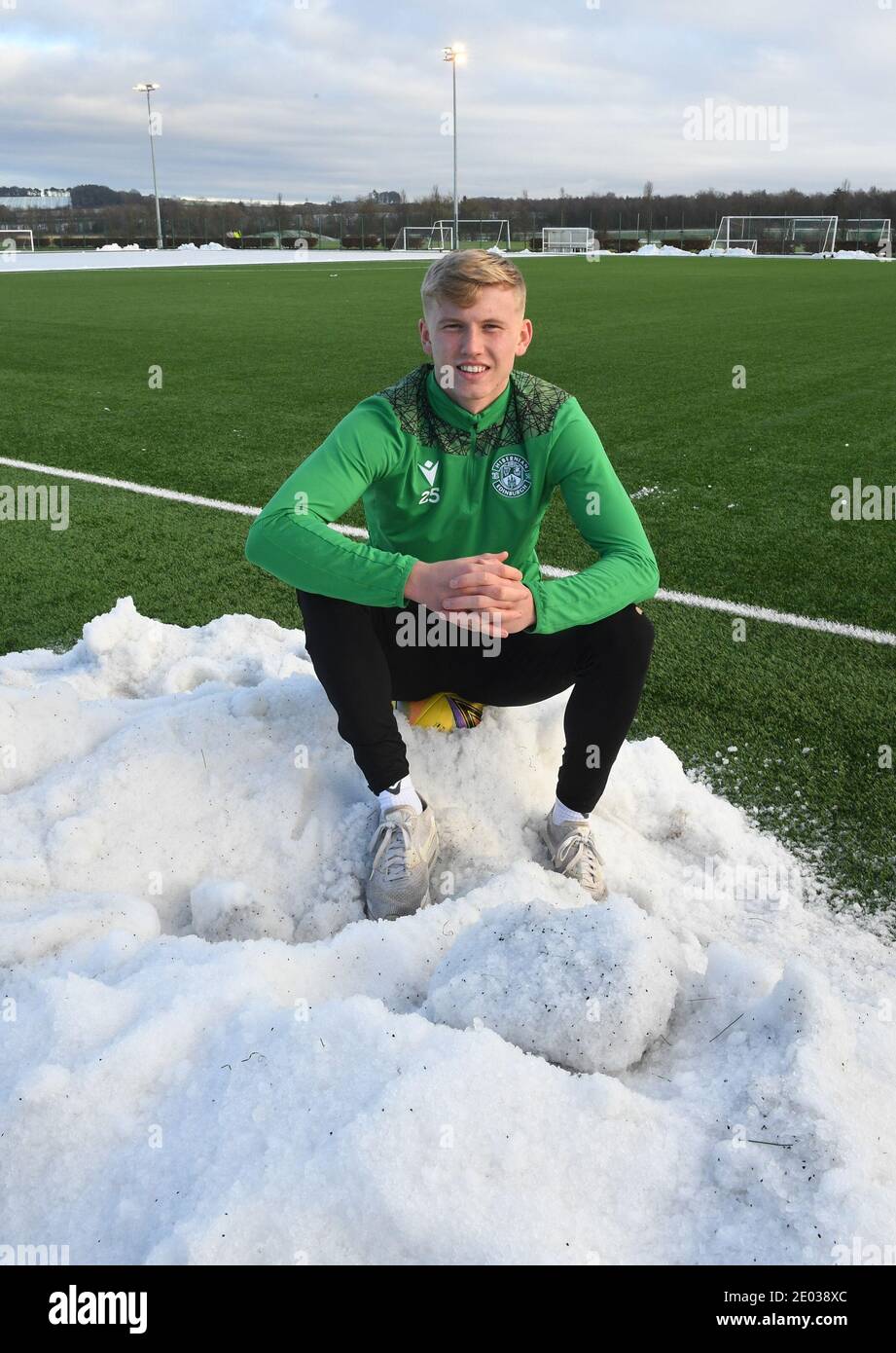 Tranent, Ormiston, East Lothian.Schottland. UK 29th Dec-20 Hibernian Youngster Josh Doig hat Spaß im Schnee nach dem Training für Scottish Premiership Match mit Ross County Kredit: eric mccowat/Alamy Live News Stockfoto