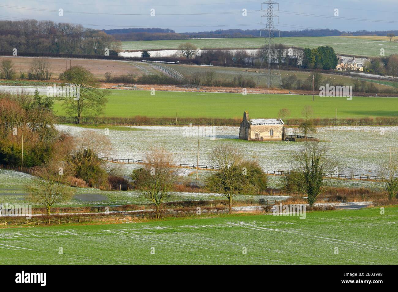 Die St. Mary's Chapel in Saxton bei Tadcaster liegt in der Mitte eines Feldes und hält noch immer regelmäßige Gottesdienste. Stockfoto