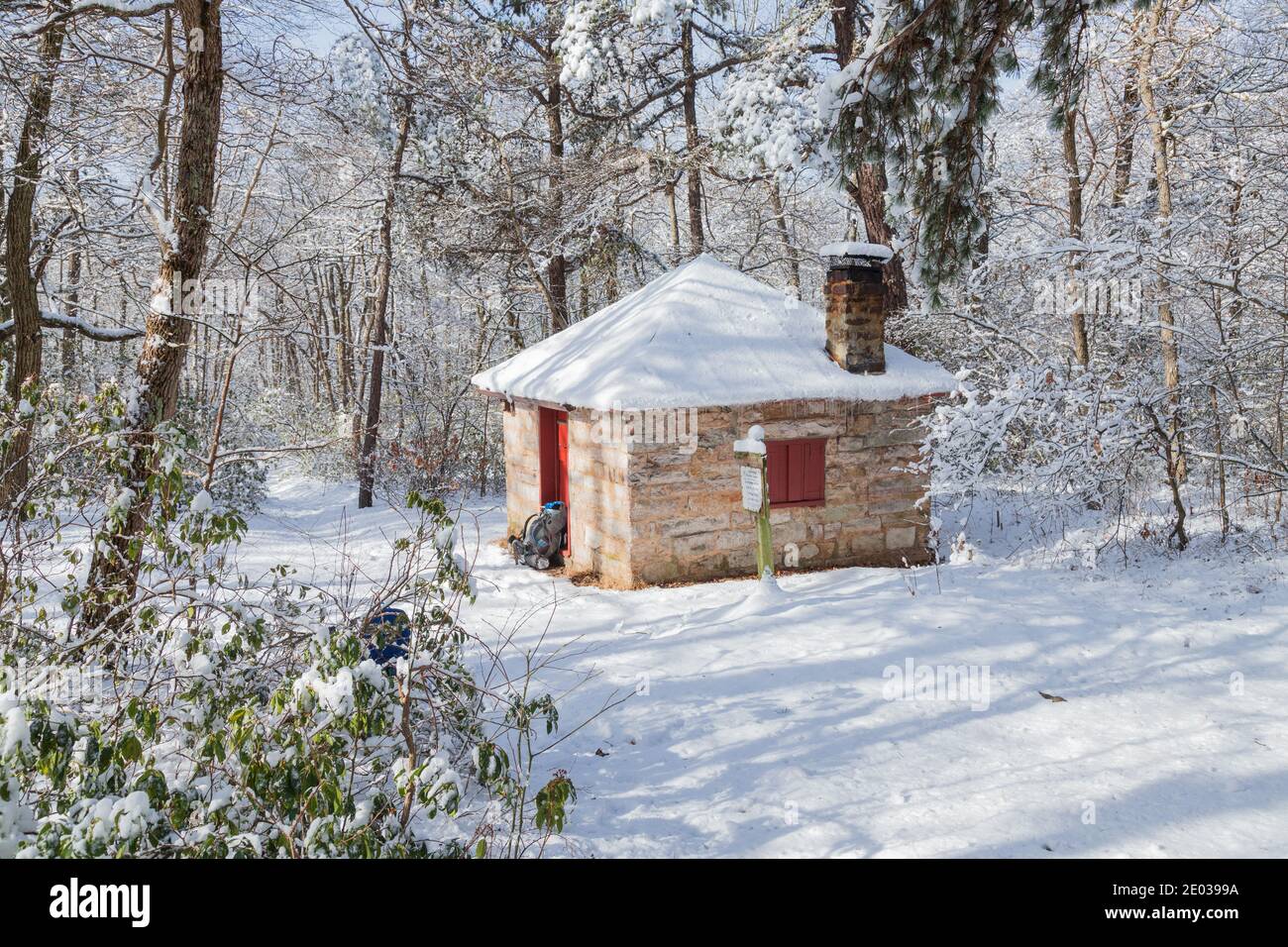 Sugar Knob Hütte Unterstand auf dem Great North Mountain in West Virginia. Stockfoto