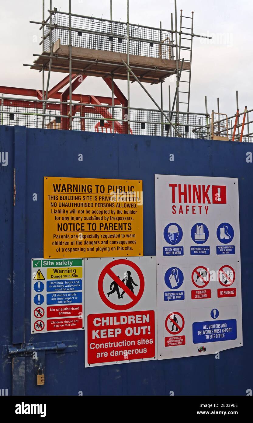 Baustellen-Sicherheitsschilder, Grundstücksbau, Think Safety, Baustellen sind gefährlich, Warnungen, Dudlows Green, Warrington, Cheshire, England, Großbritannien Stockfoto