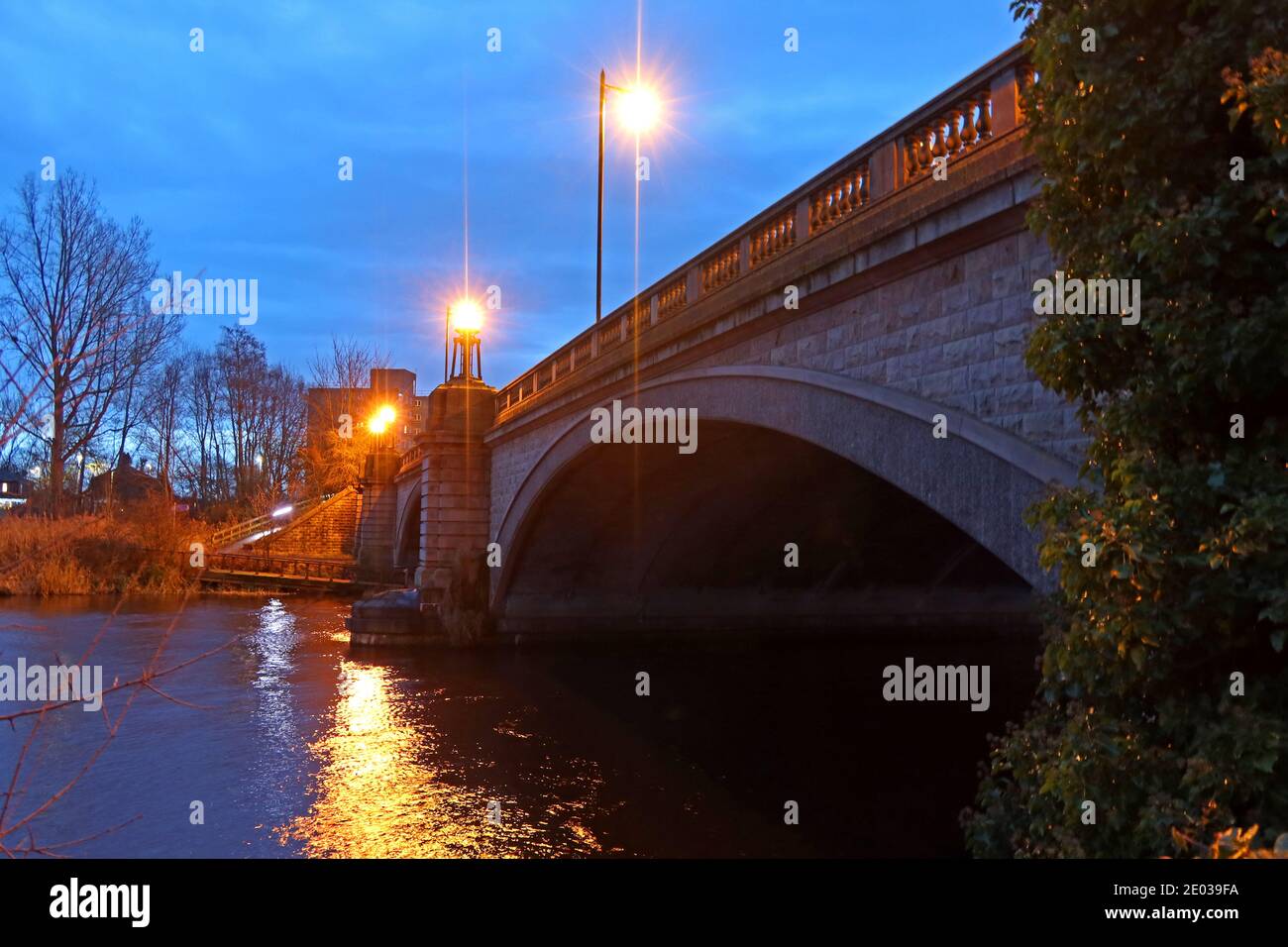 Kingsway Bridge, Westy, Überquerung des Mersey River, A50, Warrington, Dämmerung, Nacht, Cheshire, England, Großbritannien Stockfoto