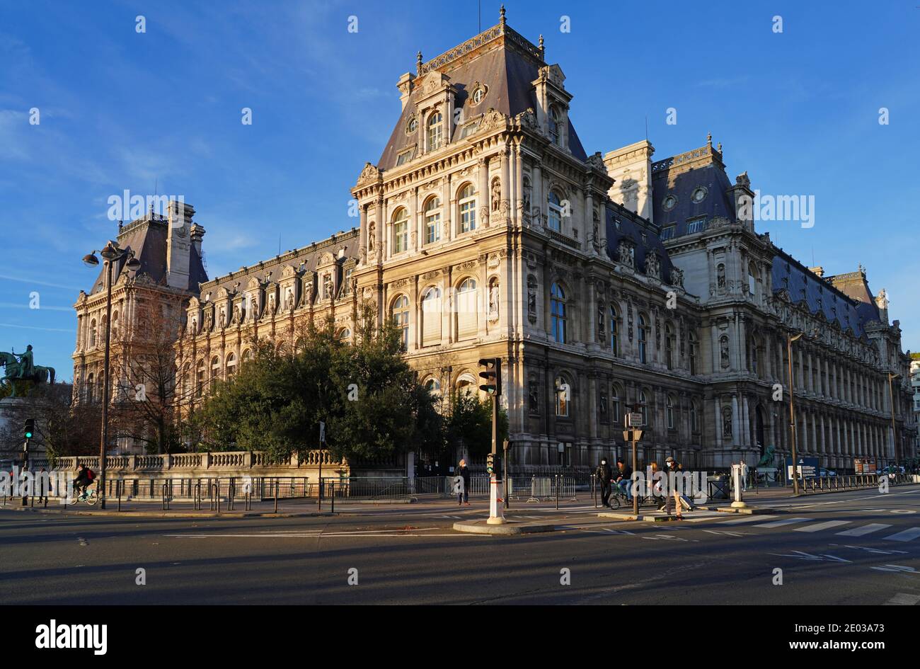 PARIS, FRANKREICH -18 DEZ 2020- Weihnachtsdekoration vor dem Hotel de Ville (Rathaus), im 4. Arrondissement von Paris. Der Bürgermeister ist sociali Stockfoto