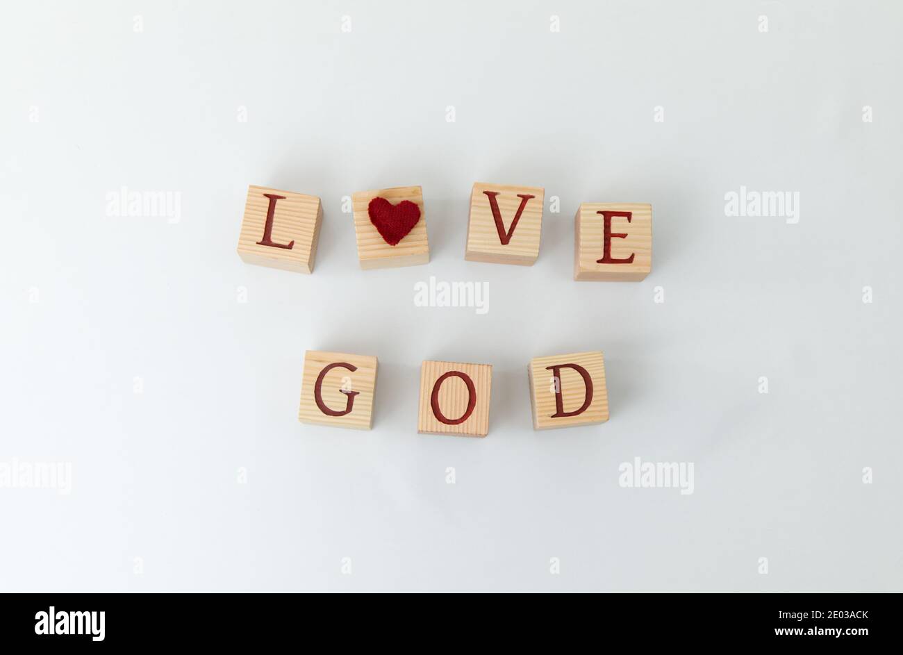 Draufsicht auf Love God Konzept geschrieben durch Holzbuchstabenwürfel. Gestalteter Text auf quadratischen Blöcken. Stockfoto
